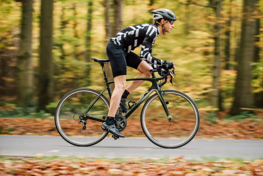 自転車です。時速24キロ出ます。公道走行仕様かは、当方では分かりかねます。 SUPER73 ZX – super73.jp