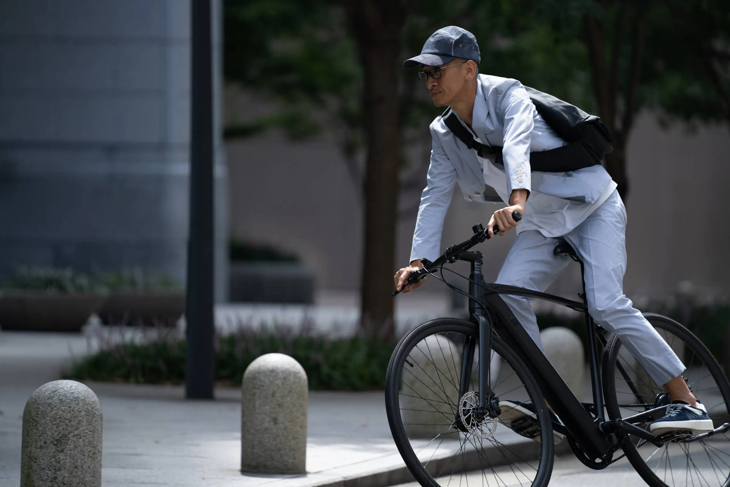 マットブラックのアデルのクロスバイク 新車同様 自転車屋が仕上げた車 